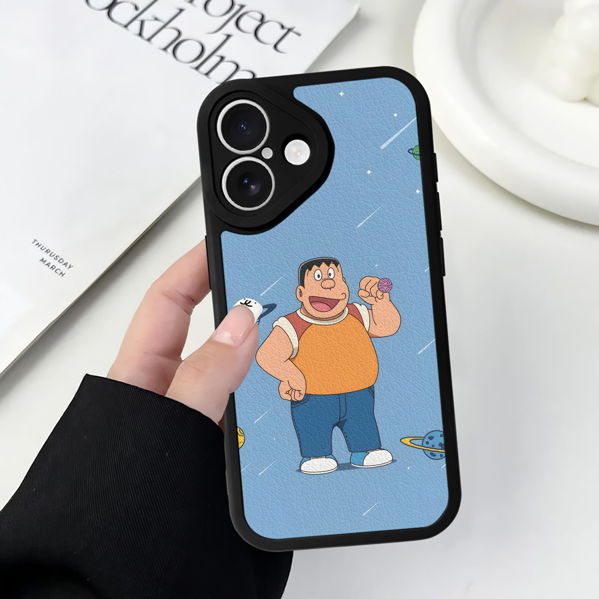 （画像用） ドラえもん Doraemon 【iPhone 16シリーズ対応】シリコンスマホケース（レザー調） 材質：シリコン